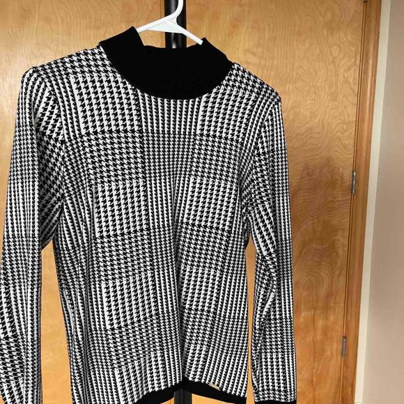 NEW WITHOUT TAG. Tahari Small Sweater Pullover Black White Houndstooth. Size: S - Picture 2 of 3